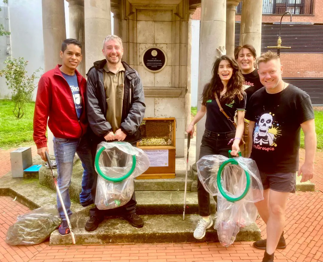 JohnnieMaguire's tweet image. Productive day with @friendsofroscoe 
Litter pick/tidy up and lots of engaging conversations with @B4Biodiversity on hand to talk all things bees.
Good to spend time at Roscoe's resting place before next weeks  opening of  #APortraitofWilliamRoscoe @ShakespeareNP @Calderstones