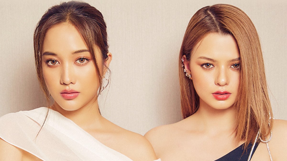 truthbe_know's tweet photo. AVESSO — au/fanfic freenbecky
Advogada e herdeira da prestigiada advocacia de Bangkok, é Rebecca Armstrong.
Advogada e autônoma, é Sarocha Chankimha. 
Ambas excepcionais, obrigadas a trabalharem juntas, que não esperam algo além nessa aliança.
Mas as coisas podem ficar do avesso. https://t.co/Ao6W4OvZz1