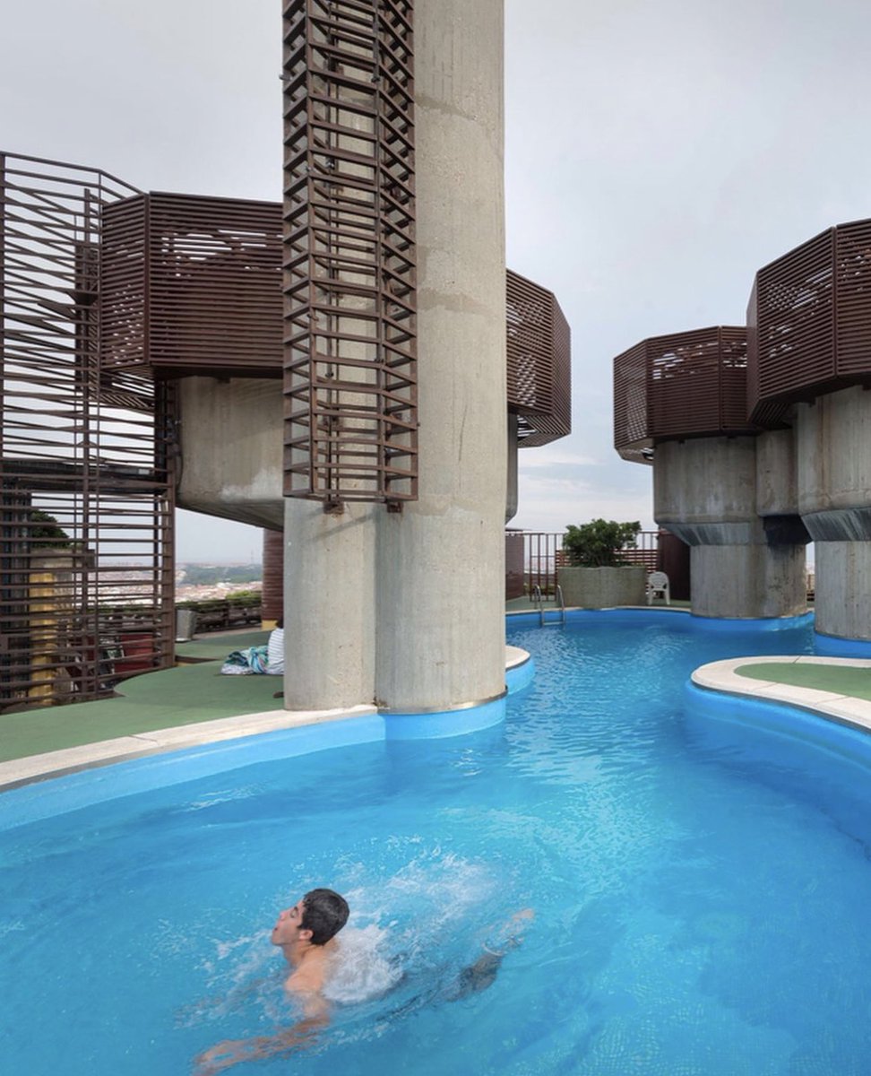 gomezdetejada's tweet photo. 1/4 Para esta nueva ola de calor, lo mejor: piscinas. 

1. Torres Blancas. 
Sáenz de Oíza, Madrid, 1968. https://t.co/9pntLdOqBy
