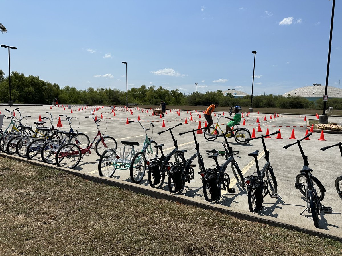 JayCrossley's tweet photo. Harris County Precinct One owns a fleet of 350 bicycles &amp; is constantly moving around communities teaching children how to safely ride &amp; showing adults that there are safe facilities in their community.

Terrific leadership from @RodneyEllis &amp; contribution from @woombikesUSA. https://t.co/Cse7Wpvu8w