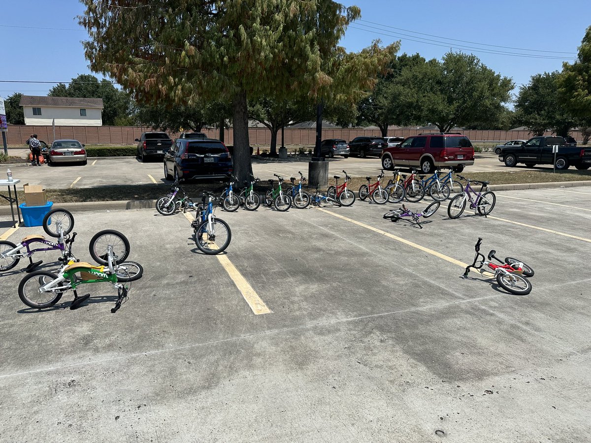 JayCrossley's tweet photo. Harris County Precinct One owns a fleet of 350 bicycles &amp; is constantly moving around communities teaching children how to safely ride &amp; showing adults that there are safe facilities in their community.

Terrific leadership from @RodneyEllis &amp; contribution from @woombikesUSA. https://t.co/Cse7Wpvu8w