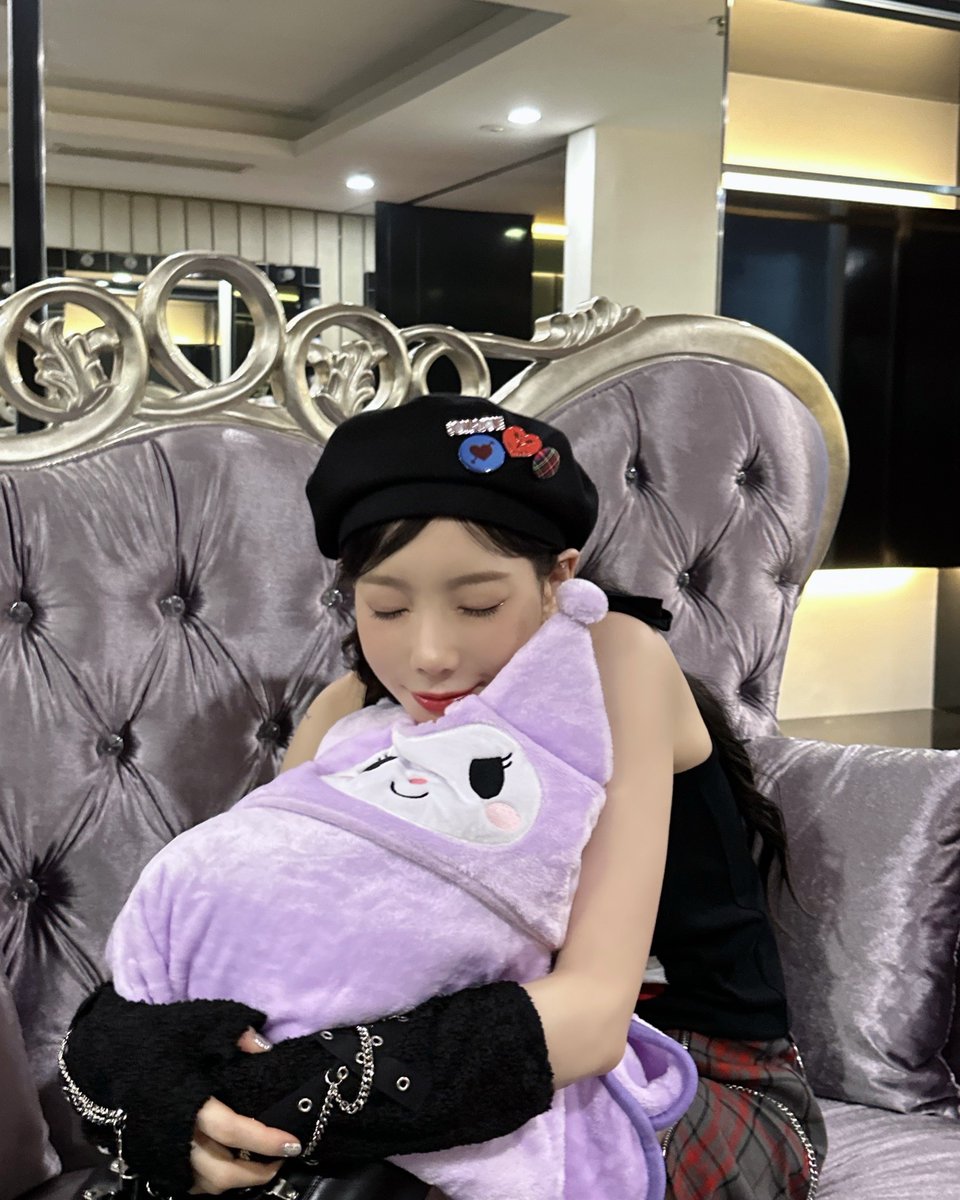 TAEYEONsmtown's tweet photo. The ODD Of LOVE in SINGAPORE DAY 1
Thank you so much S♡NE 💜🖤

#태연 #TAEYEON
#TheODDOfLOVE
#TheODDOfLOVE_in_SINGAPORE
#TAEYEONCONCERT_TheODDOfLOVE https://t.co/VqocwtJ0sW