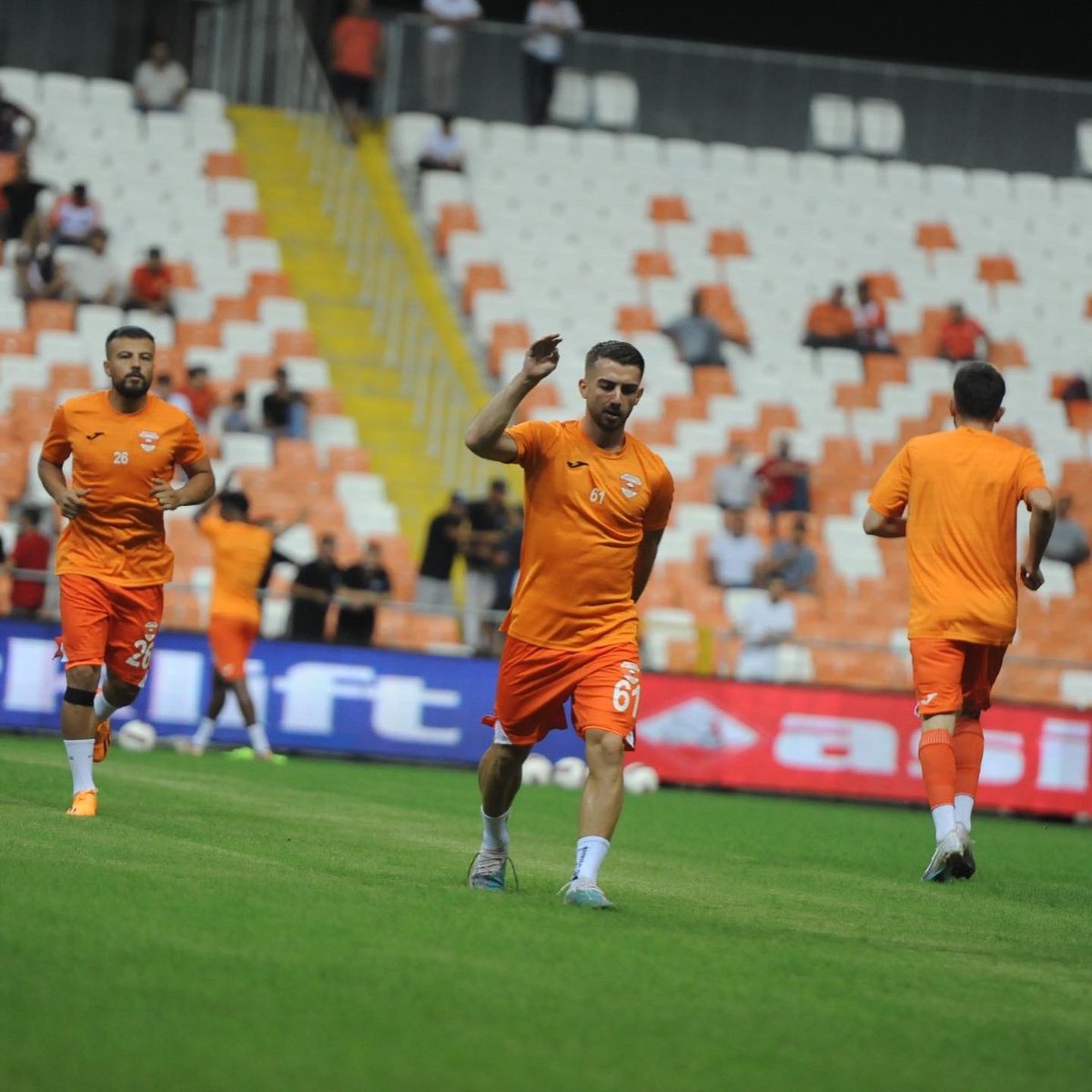 AdanasporResmi's tweet photo. 📸 Isınmadayız! 🐅👊#ASvSS https://t.co/uQpVpqsN1t