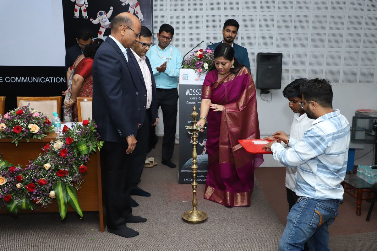Dot_CCAGujarat's tweet photo. Some more glimpses of todays Mission CHANDRA

Enthusiastic participants from across Gujarat presented innovative Digital 3D models of Launch Vehicle, Lander and Rover https://t.co/MaokNRRbK6
