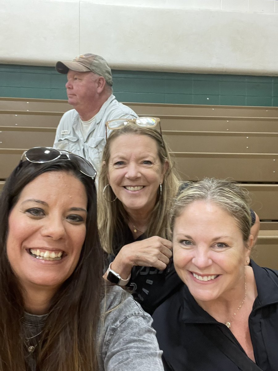 stacy_schiller's tweet photo. When your girls are in Huntsville playing and a #alltimefav comes to watch!  Thanks @blackstacy94 for coming to support @KleinOakVB and in your Klein Oak gear ❤️ https://t.co/uovl6KdfAH