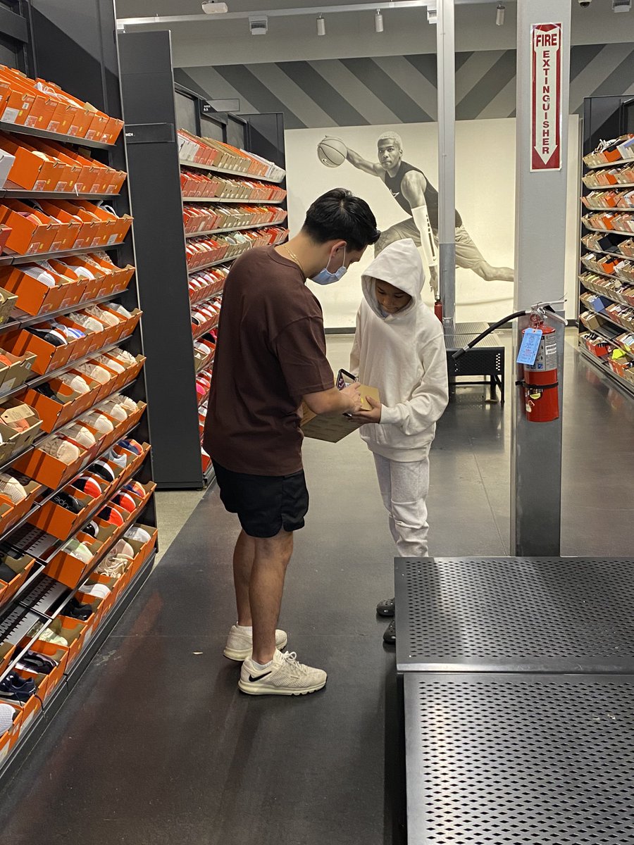 jreedsf's tweet photo. Fun way to kick off a Saturday; opening the doors for San Leandro kids to get some #NewShoesforSchool @Nike Outlet SL. The great partnership between @sledfoundation, @rotarysl and @GrilleeQ helps make this possible! #service #volunteerism https://t.co/ZP7mOOESq1