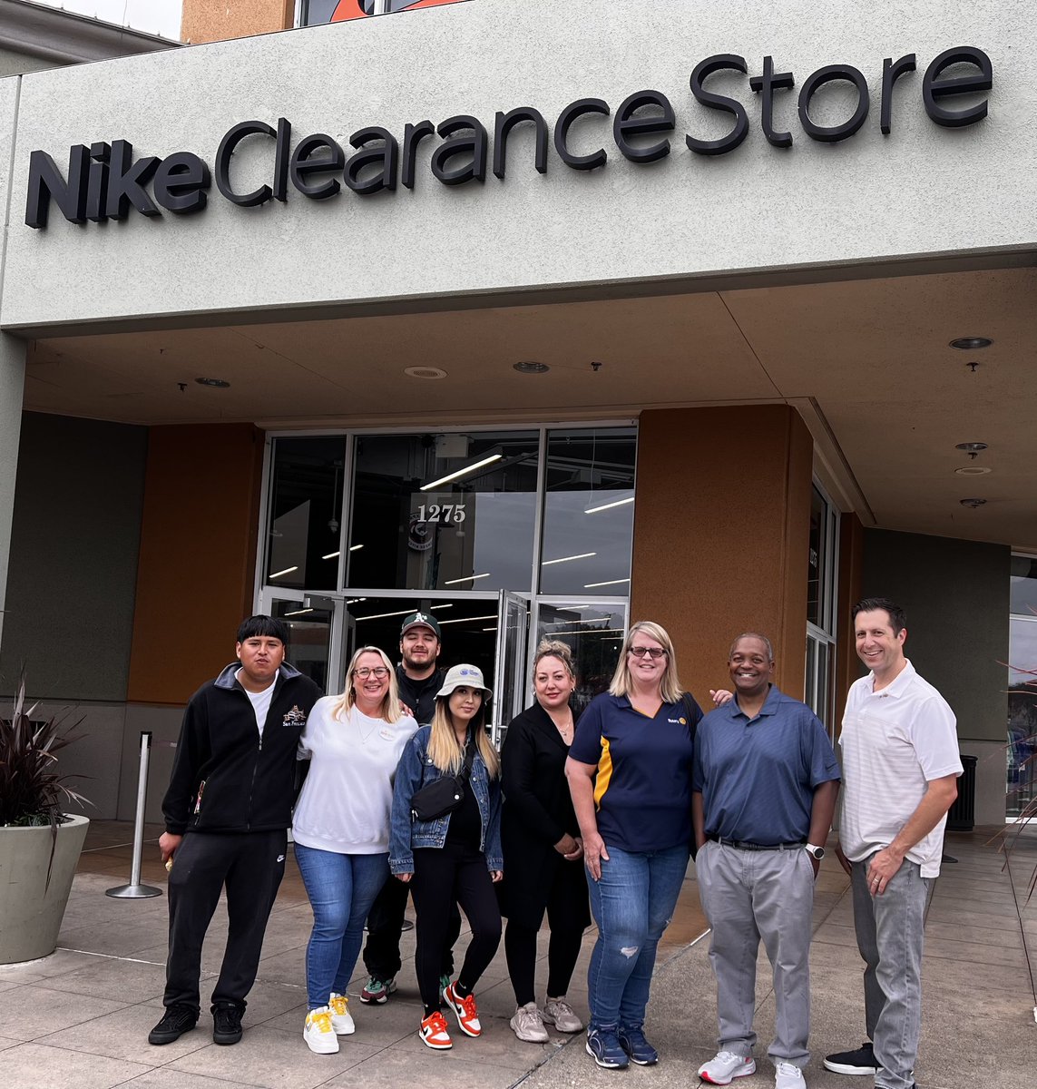 jreedsf's tweet photo. Fun way to kick off a Saturday; opening the doors for San Leandro kids to get some #NewShoesforSchool @Nike Outlet SL. The great partnership between @sledfoundation, @rotarysl and @GrilleeQ helps make this possible! #service #volunteerism https://t.co/ZP7mOOESq1