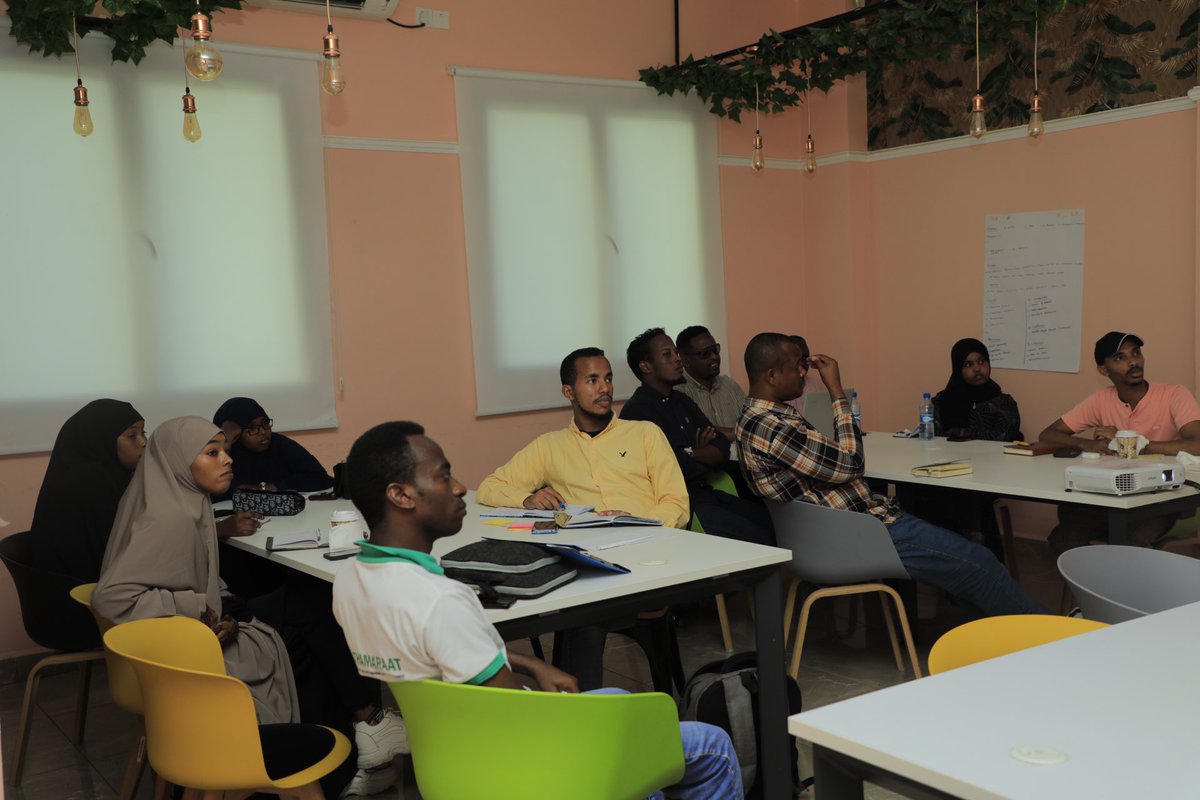 SIMADiLab's tweet photo. Our @BICSomali class hosted @CMJiid Omar, a financial expert, who shared key concepts to help small businesses effectively manage their finances and drive growth. Topics dissected include financial statements, cashflow, budget, tools to optimize profits, minimize costs & avoid cash shortfalls.