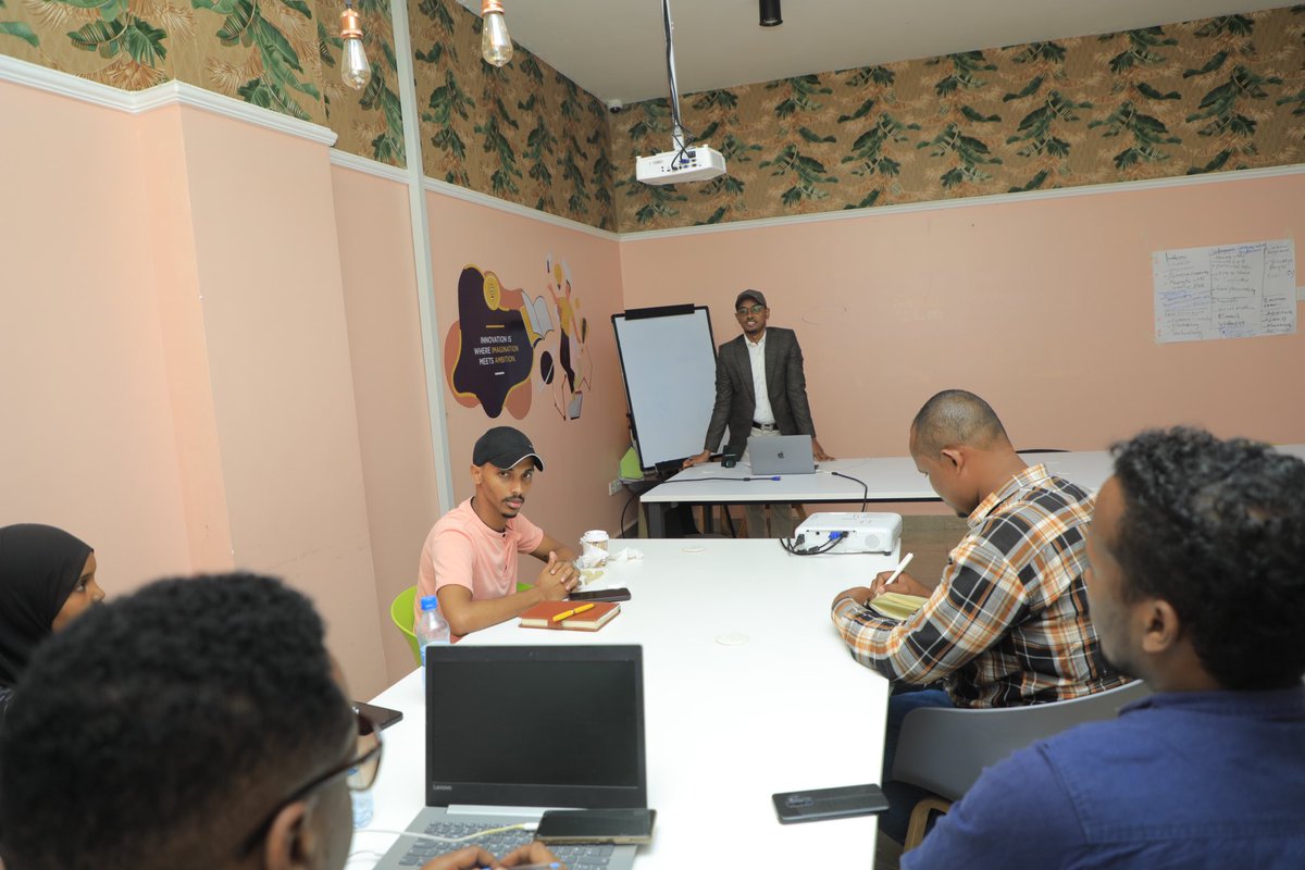 SIMADiLab's tweet photo. Our @BICSomali class hosted @CMJiid Omar, a financial expert, who shared key concepts to help small businesses effectively manage their finances and drive growth. Topics dissected include financial statements, cashflow, budget, tools to optimize profits, minimize costs & avoid cash shortfalls.