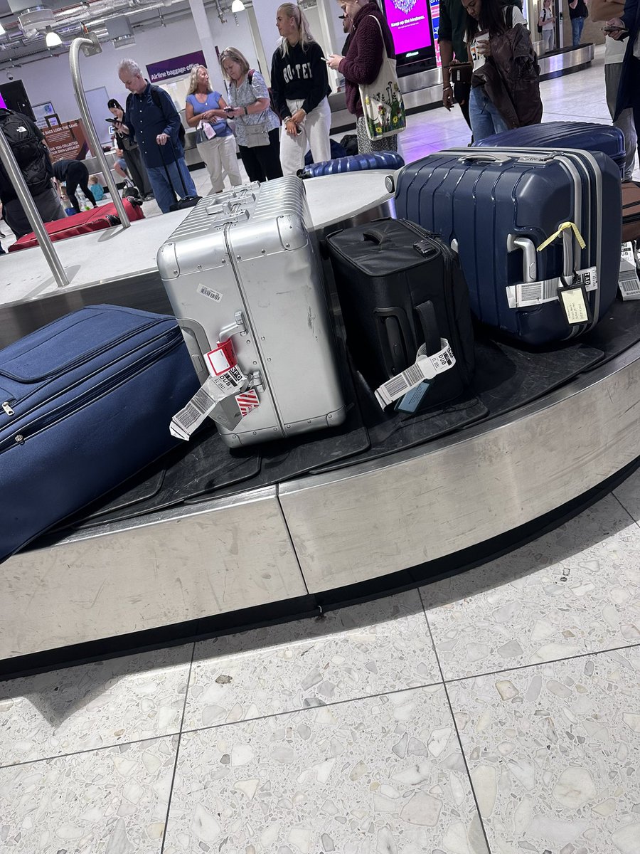 RhysFoley's tweet image. If your in @DublinAirport waiting for your bag… it’s in Edinburgh airport. RIP