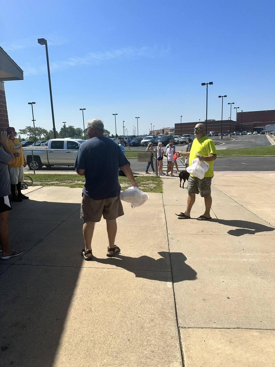 intuitivegift's tweet image. LNHS eagles softball suds and grub huge success! So much fun. Thank you to all the supporters! So grateful! #LNSoftballeagles