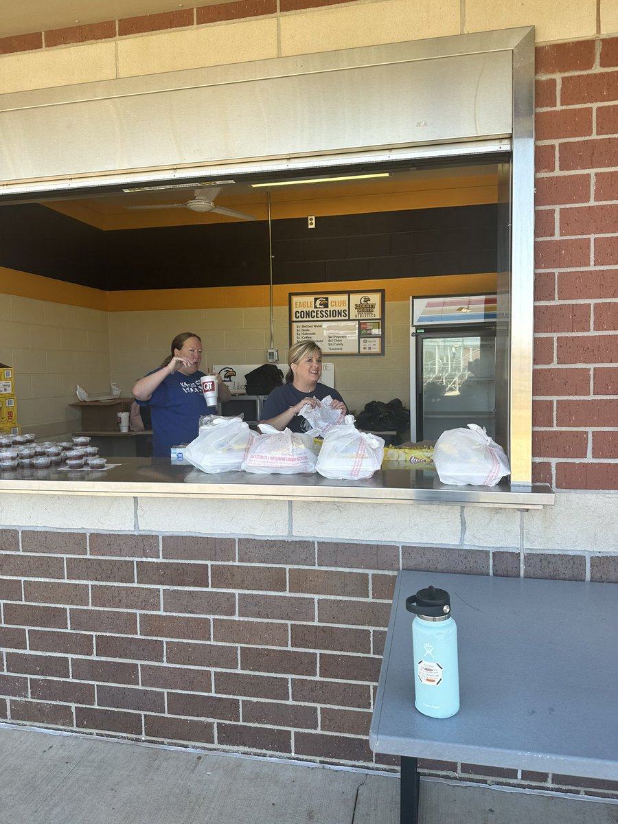 intuitivegift's tweet image. LNHS eagles softball suds and grub huge success! So much fun. Thank you to all the supporters! So grateful! #LNSoftballeagles