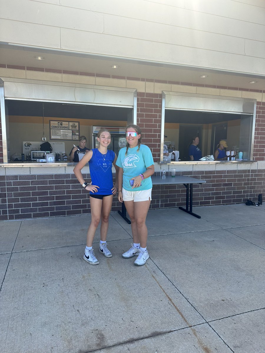 intuitivegift's tweet image. LNHS eagles softball suds and grub huge success! So much fun. Thank you to all the supporters! So grateful! #LNSoftballeagles