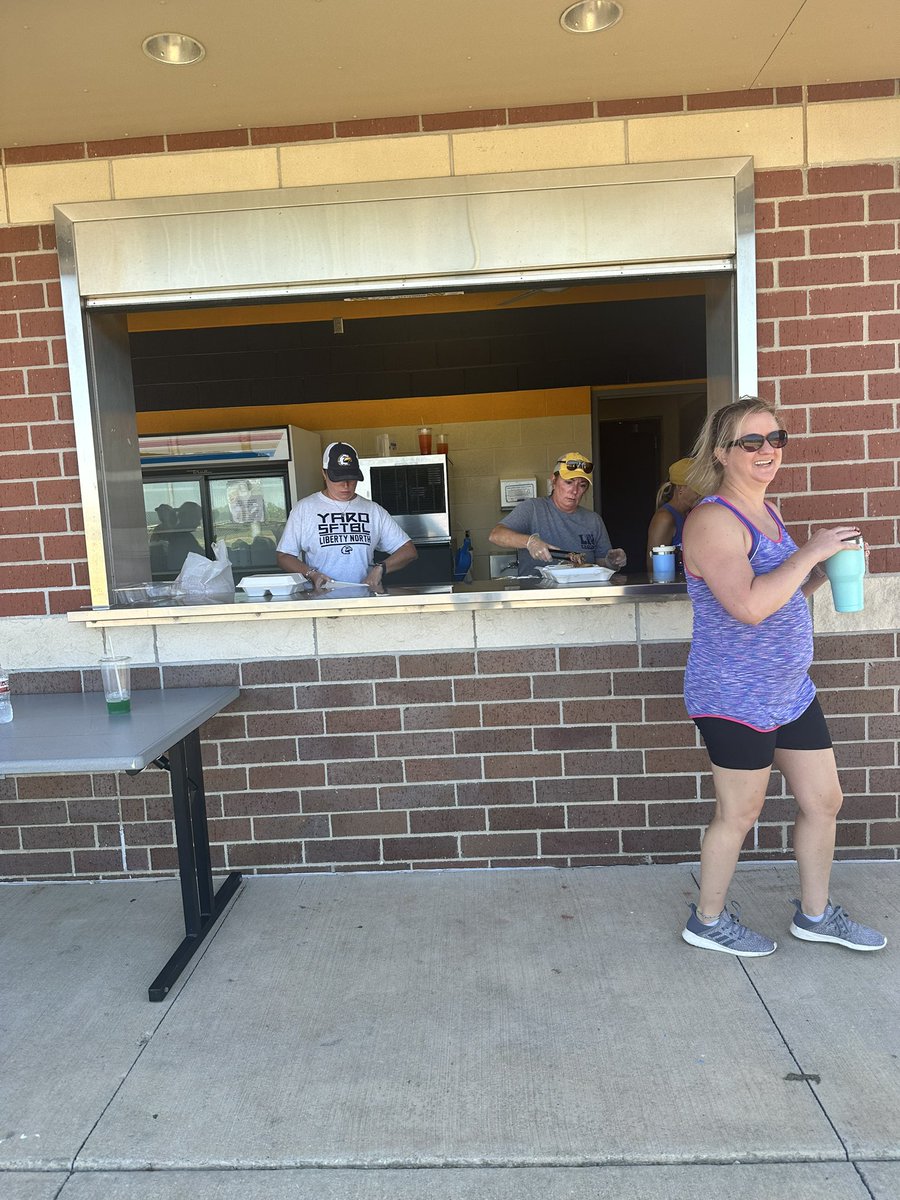 intuitivegift's tweet image. LNHS eagles softball suds and grub huge success! So much fun. Thank you to all the supporters! So grateful! #LNSoftballeagles