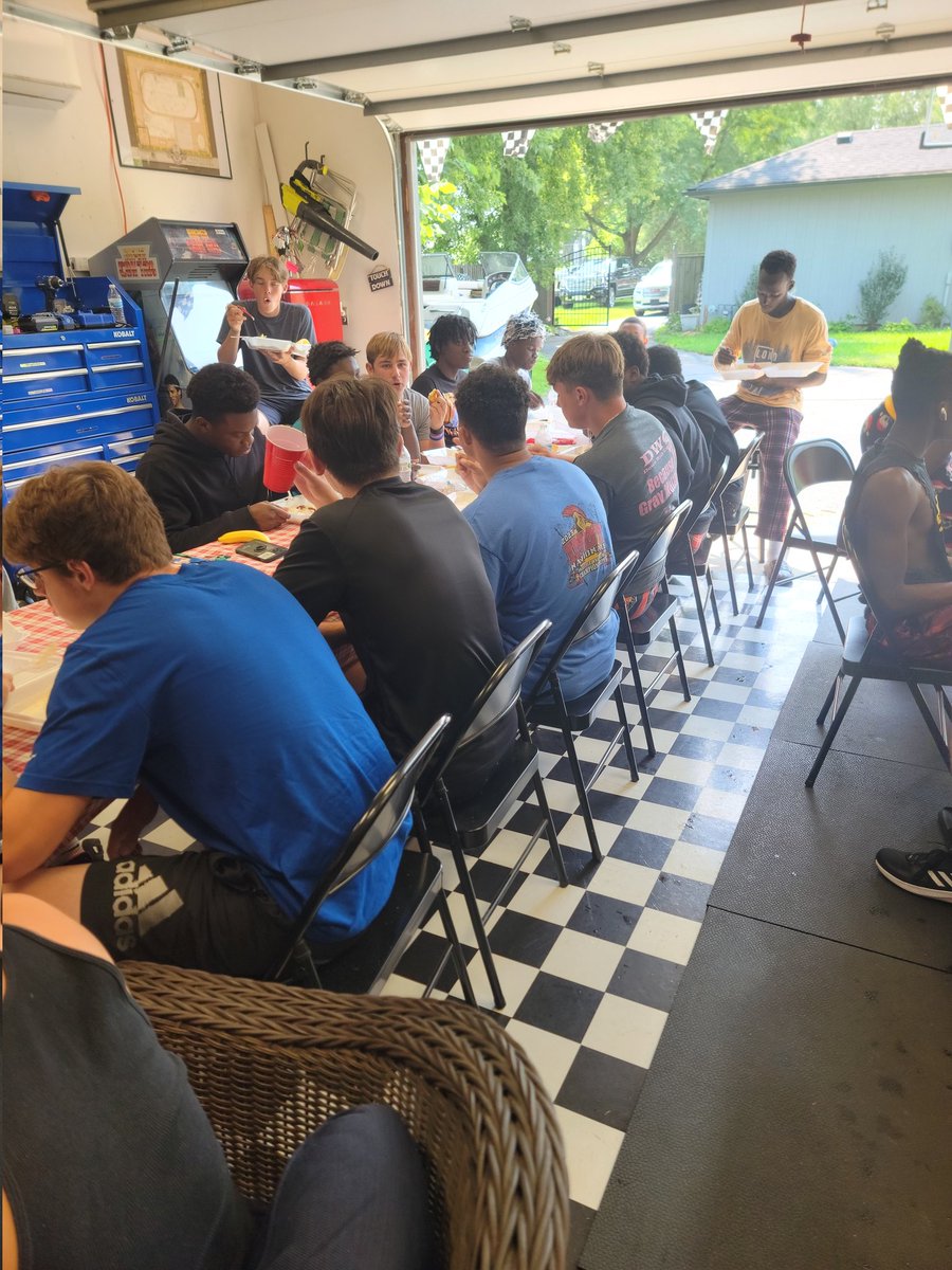 CoachB_54's tweet photo. O line hit all our goals last night... so we all eat this morning! B.A.M. Squad! @adedamola_ajani @devinrob_56 @IsaacGraber30 @cxshishola0 Matt Craig. @SparkplugFB https://t.co/KwTpRKKLni