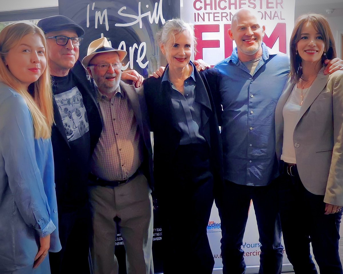 elizabeth mcgovern (w/dir. franc vissers,co-dir. elizabeth healey,mikkel iverson, kitty teague,&amp;festival dir. roger gibson) at the world premiere of “i’m still here,” which she exec. produced, at the chichester international film festival (august 19, 2023)
📸: shelley hasseldine