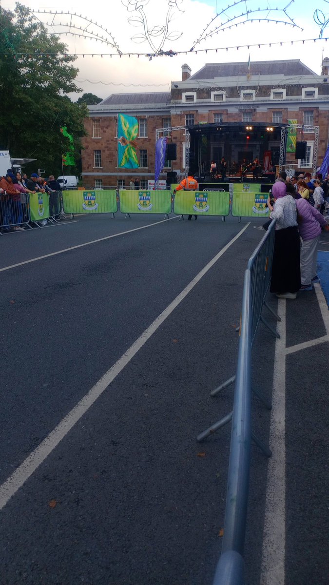 patrickhand78's tweet image. #Rose #tralee why not let people up close to band ?