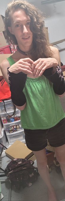 These cutoff sleeves are extremely gender  I feel so mikucore and vocal oil pulled rn on God on god https://t