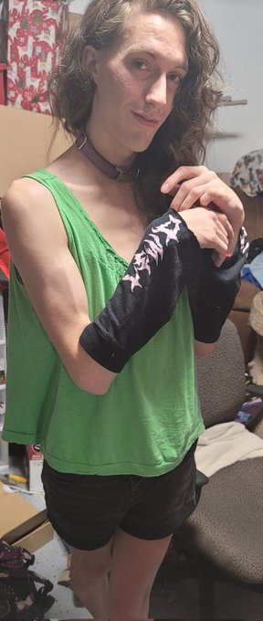 These cutoff sleeves are extremely gender  I feel so mikucore and vocal oil pulled rn on God on god https://t