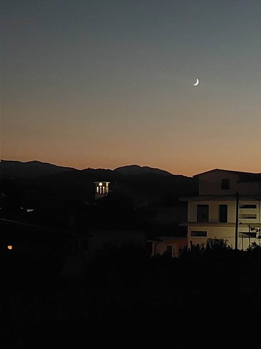 dwrajournalist's tweet photo. Αυγουστιάτικο φεγγάρι ... https://t.co/GSm3Bk7tZs