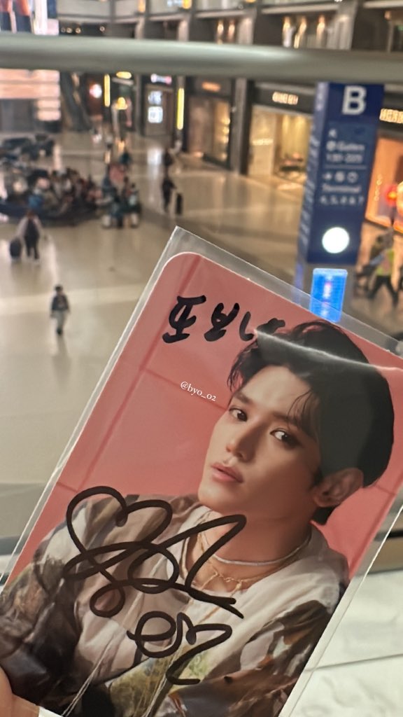 byo_o2's tweet photo. 엄마 따라 와인보고 있다가…. 파란머리길래 봤더니 .. 이태용이다.. 진짜 조용히 가서… “제가 너무 팬이라서 그런데… 싸인 한번만 해주실수 있나요… 죄송합니다 ㅜ” 이랬더니 태용이가 “아니에요 ㅎㅎ” 하면서 해줬다…. 싸인 받고 “죄송합니다… 감사합니다..” 하고 튀었어

이것도 목격담인가?.. https://t.co/FmGLqmnpOO