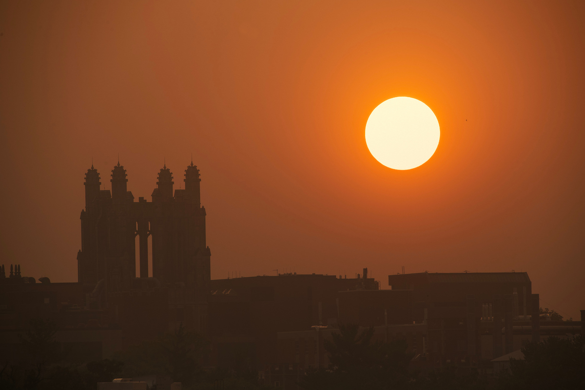 UIowa_safety's tweet photo. Heads up, Hawkeyes - excessive heat is expected this weekend and next week. Stay hydrated, spend plenty of time in air-conditioning, and limit physical activity outdoors during peak temperatures. More: https://t.co/3iAGqW96l6 #HawkeyeSafe https://t.co/TmzSFOt7EC