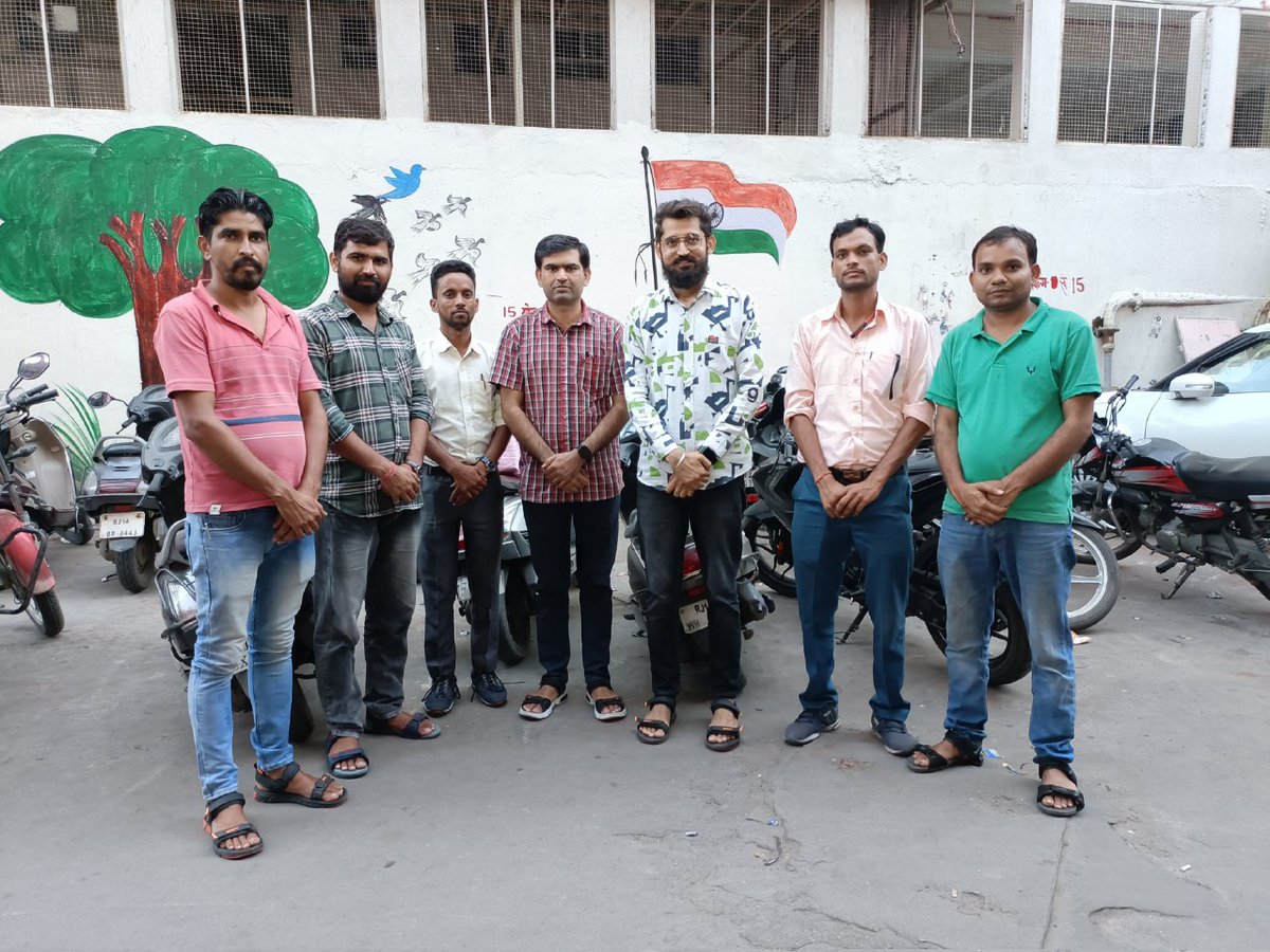जब जमीर जिन्दा न हो ।
उन्हें क्या बोले।। 

गुलामी मे इतना अंधा की
सत्य और असत्य की पहचान भूल जाए ।।

जो कभी हमारे दिवाने थे वो आज किसी और के
क्या फर्क पड़ता है ।
कुछ मजबूरियां रही होगी ।। 

दुनियां खुशी मना रही होती है
तब उन अंदर खानो मे इतनी आग लगी हुई है
क्या कहूं