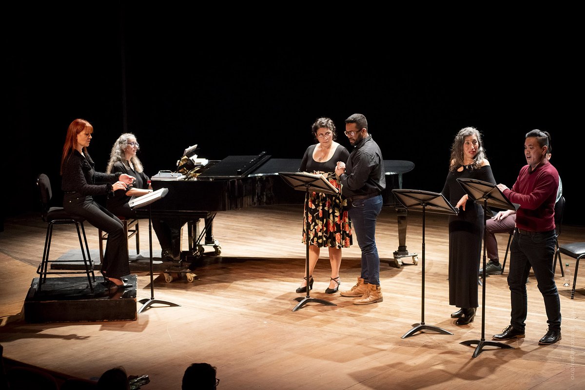 TeatroArgentino's tweet photo. 📸 Ayer viernes!
🎼Como cierre del curso de interpretación del repertorio verdiano dictado por Carlos Vieu, integrantes del #CoroEstable, Florencia Rodríguez Botti (piano) y la asistente Rosana Bravo, ofrecieron arias y dúos de óperas de G. Verdi en la Sala Piazzolla 🙌. https://t.co/c439TDC2By