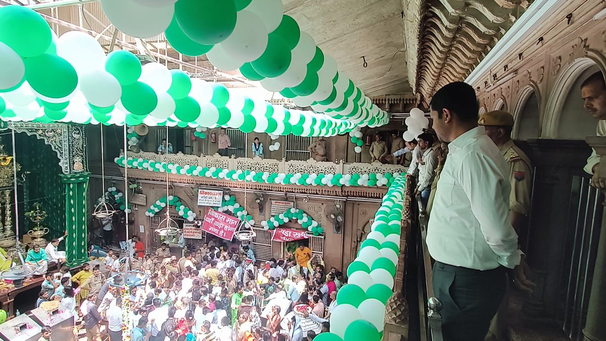 DMMathura1's tweet photo. हरियाली तीज पर श्री बांके बिहारी जी मंदिर की व्यवस्थाओं को सुदृढ़ रखने हेतु रही मौजूदगी।

आवागमन मार्गों का सीसीटीवी द्वारा लगातार लिया जायजा।

श्रद्धालुओं को सुलभ, सुरक्षित व सुगम सुविधाएं उपलब्ध कराने हेतु प्रशासन कटिबद्ध।

@UPGovt 
@myogiadityanath 
@InfoDeptUP 
@CMOfficeUP https://t.co/njagJs2xZS