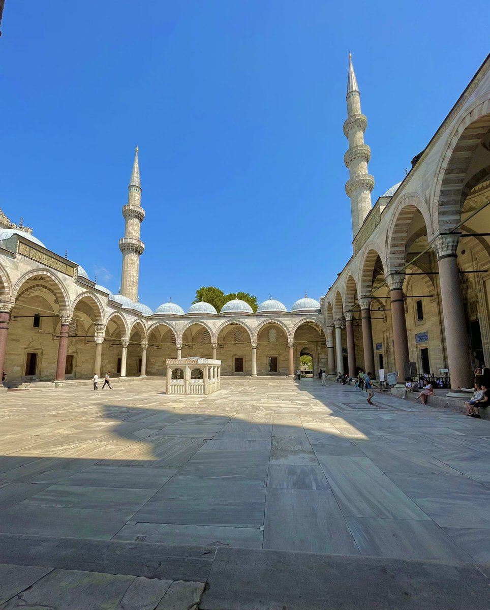 sircafanuss's tweet photo. @islamic_RT Yeğenlerim ve Süleymaniye🌸 https://t.co/KoduORPZx4