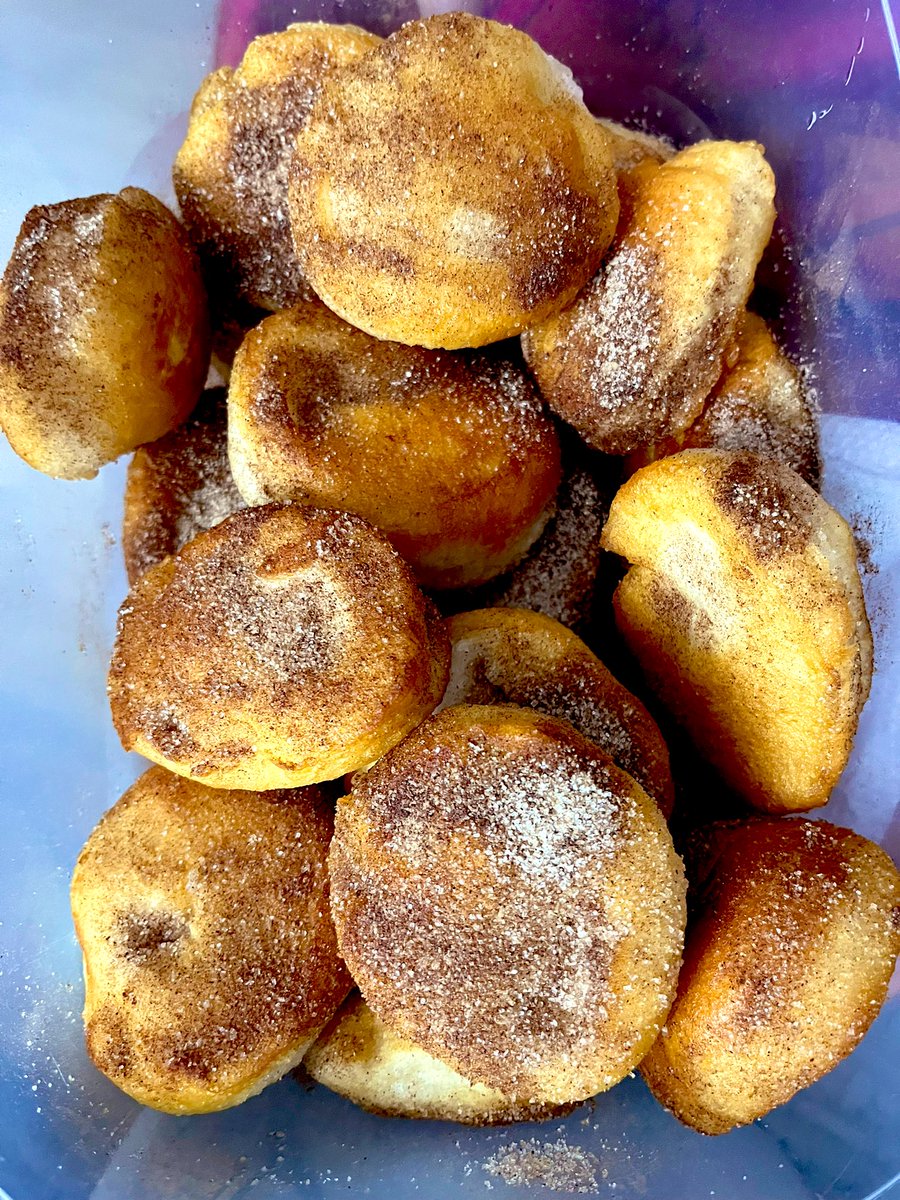 _iTalia85_'s tweet photo. Why not 🤷🏻‍♀️
Toss some @Pillsbury Rolls in the pan, fry it a little then add some McCormick Cinnamon Sugar and your good to go...

#FatSaturday 🙌🏻 https://t.co/4YagMsljbJ