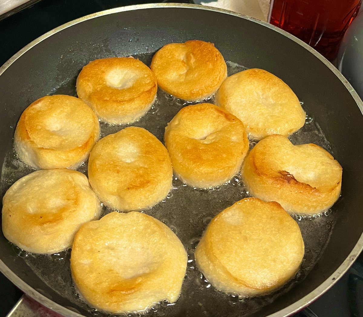 _iTalia85_'s tweet photo. Why not 🤷🏻‍♀️
Toss some @Pillsbury Rolls in the pan, fry it a little then add some McCormick Cinnamon Sugar and your good to go...

#FatSaturday 🙌🏻 https://t.co/4YagMsljbJ