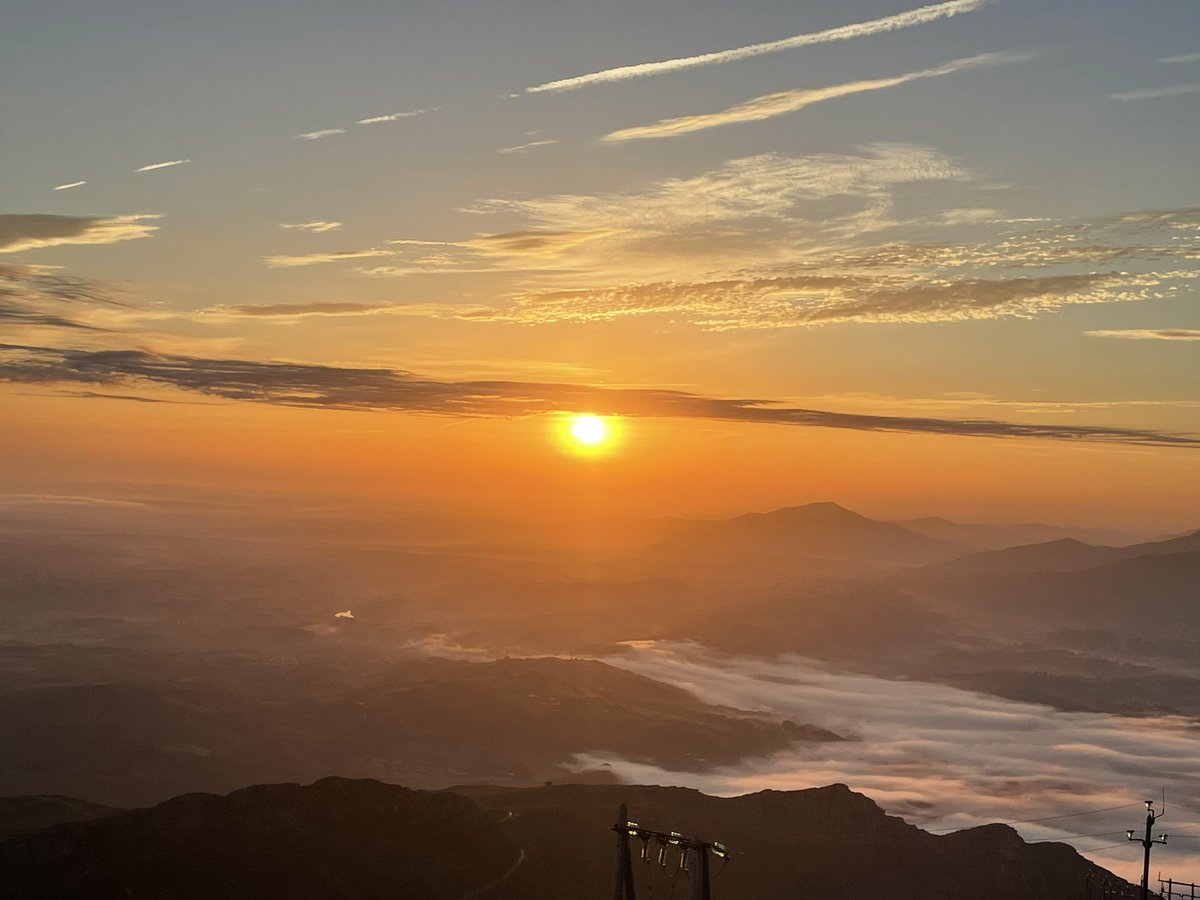 7h07 au sommet de la Rhune avant que le soleil pointe le bout de son nez
#BaladeSympa #paysbasque #sunrise #sunrisephotography #pyrenees #mountain