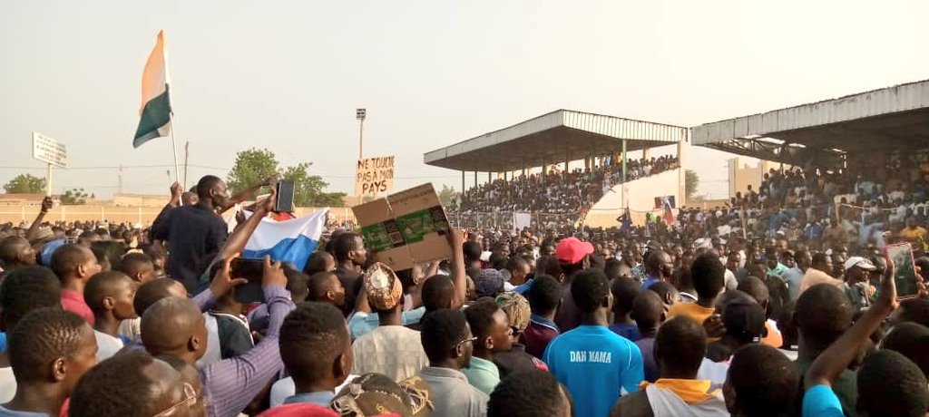 NigerTribune's tweet photo. #Niger : Manifestation de soutien au CNSP à #Zinder

Plusieurs milliers de personnes se sont rassemblés au stade lawan manzo de #Damagaram à Zinder afin d'apporter un soutien aux militaires et dénoncés les sanctions de la #CEDEAO contre le #Niger. https://t.co/U0bKDuB1Av