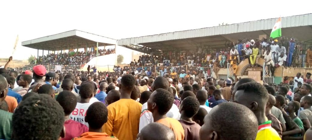 NigerTribune's tweet photo. #Niger : Manifestation de soutien au CNSP à #Zinder

Plusieurs milliers de personnes se sont rassemblés au stade lawan manzo de #Damagaram à Zinder afin d'apporter un soutien aux militaires et dénoncés les sanctions de la #CEDEAO contre le #Niger. https://t.co/U0bKDuB1Av