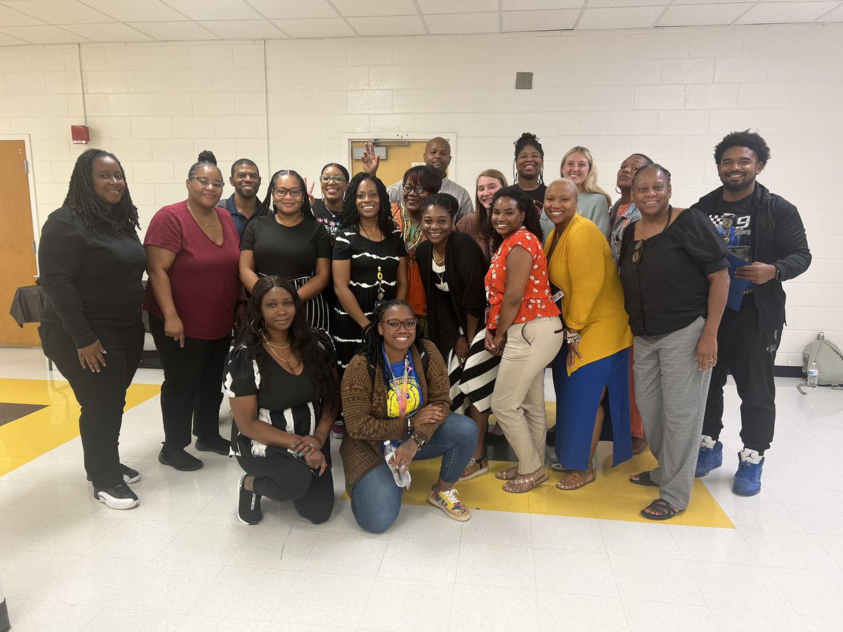 SoniaMercerHCS's tweet photo. Some of the new #OKE crew! We are here to become better educators as we navigate our new position. Nothing but awesomeness here! 💙💛 @HenryCountyBOE
#MoreLearningHCS https://t.co/CczQsKcI75