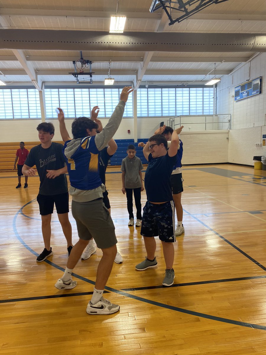 Janineneno's tweet photo. Great start to PEOPEL PE @SandburgHS @SandburgPE @ms_carlson1208 @DSmithCSHS @CHSD230 https://t.co/FsYBBmiOna