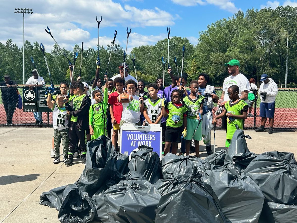 CMAmandaFarias's tweet photo. This morning I stopped by to greet our young footballers from The Bronx Wolf Pack who were out as a team on the fields in Soundview Park to #KeepOurFieldClean. Thanks for inviting me to join today and I am looking forward to continuing to partner together in #CD18! https://t.co/oVZubhhAzs