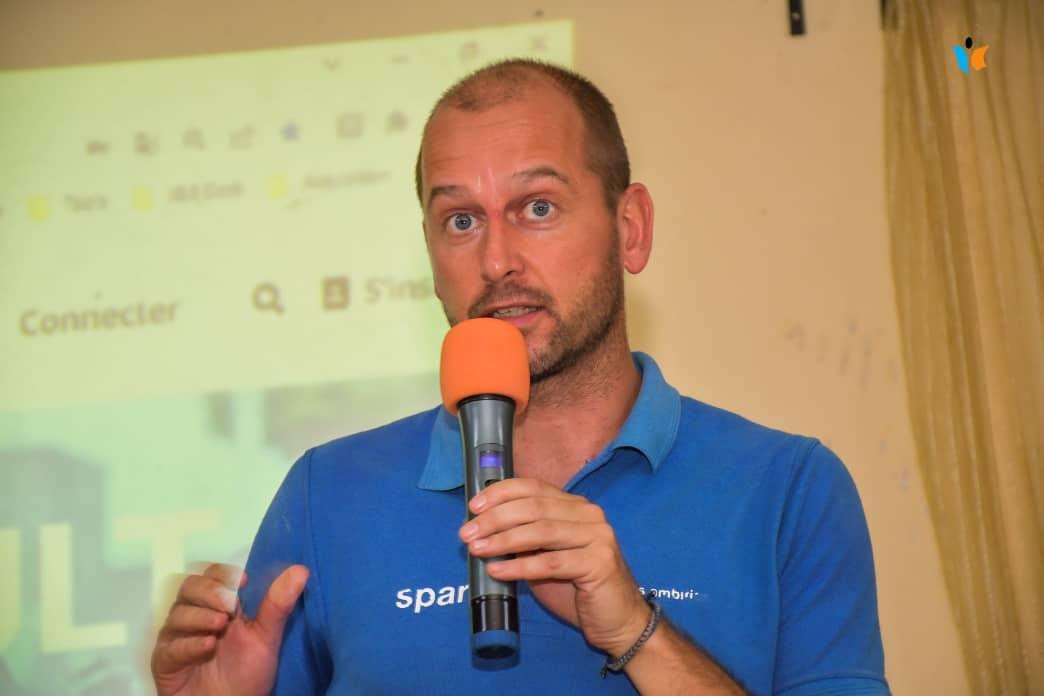 MagazineJimbere's tweet photo. 🔰 Quant à Evariste Ngayimpenda, Recteur de l'@ult_bi, "la balle est dans le camp des #jeunes pour se frayer un chemin vers les débouchés professionnels. Notre université ne ménagera aucun effort pour les soutenir en ce qui est du programme #PrepAkazi"

▶️ Jesper de Wit, directeur pays de l'ONG #Spark au #Burundi: "On est fier d'avoir contribué à la mise en œuvre de cette initiative qui a permis jusqu'ici une formation certifiante de plus de 200 diplômés universitaires"

#employabilité