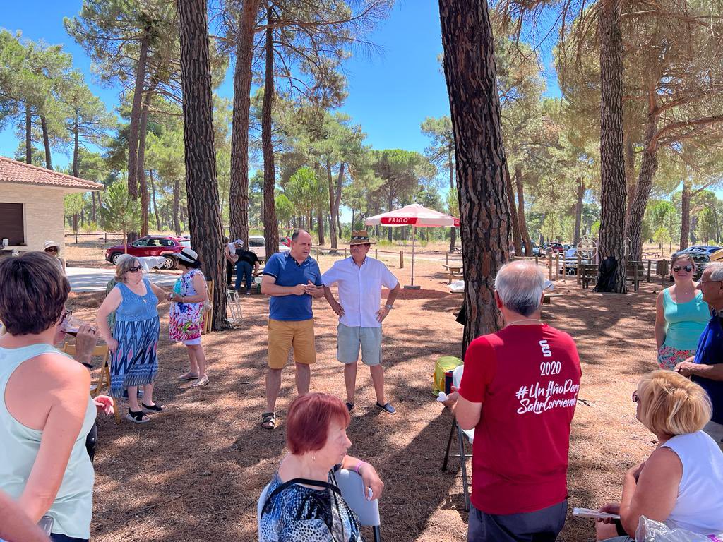 JLAceves's tweet photo. La agrupación @PSOEdeSegovia  de #NavasdeOro celebró su Fiesta de la Rosa 2023

Les acompañamos y compartimos su tradicional paella y un buen rato de tertulia. 

Con @mateojosea @davidgu77896454 @lucia_otones https://t.co/I1lgLIqKIx