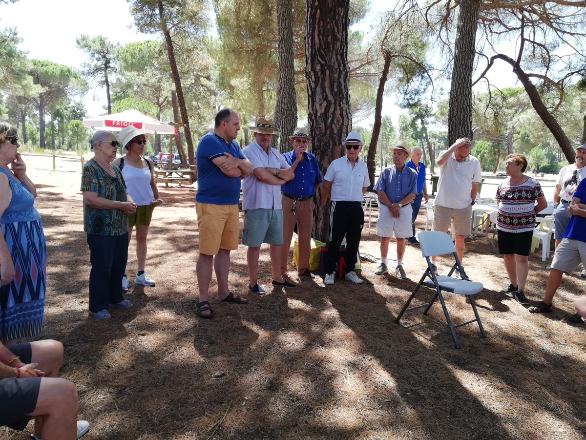 JLAceves's tweet photo. La agrupación @PSOEdeSegovia  de #NavasdeOro celebró su Fiesta de la Rosa 2023

Les acompañamos y compartimos su tradicional paella y un buen rato de tertulia. 

Con @mateojosea @davidgu77896454 @lucia_otones https://t.co/I1lgLIqKIx