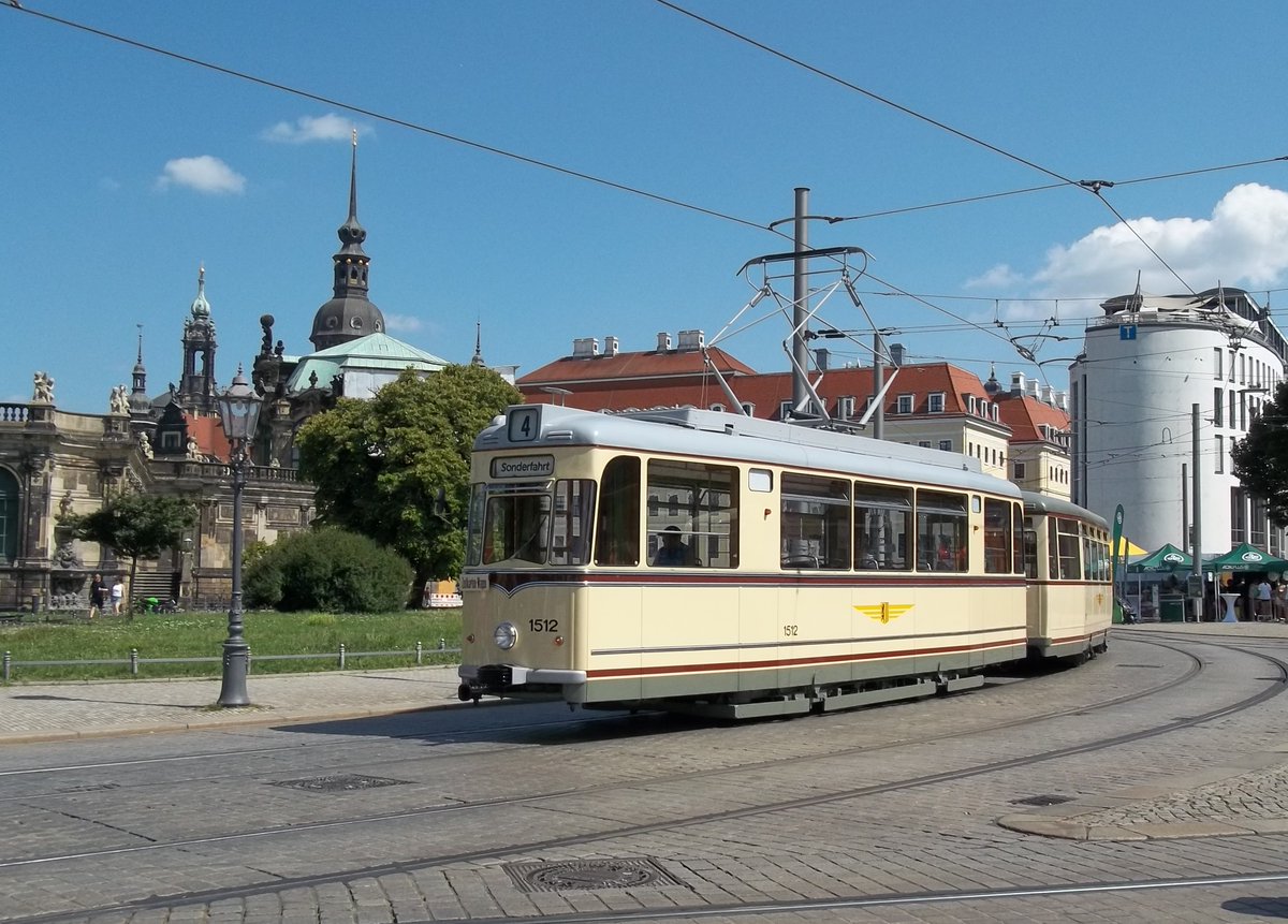 Heute war ich per #Deutschlandticket zu Besuch beim #DresdnerStadtfest wo das #Straßenbahnmuseum zu jeder vollen Stunde Rundfahrten im historischen 'Gotha'-Zug angeboten hat 🚋🏰💙 Hier mein Foto am Dresdner Zwinger mit der alten Straßenbahn 📸☀️💦 @DB_Bahn @stadt_dresden