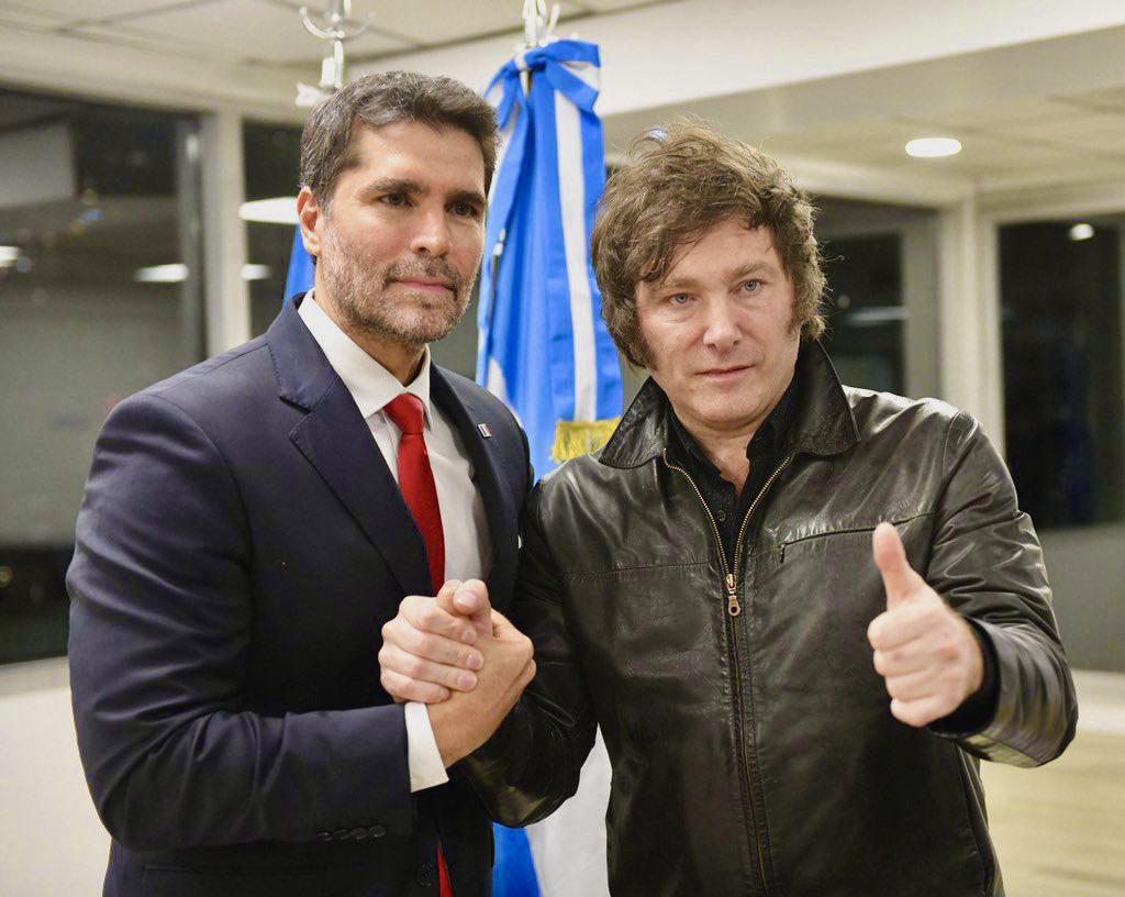 AlejoMunante's tweet photo. ¡Conservadores y liberales del mundo, uníos! ⚔️ https://t.co/G50FJSwy6j