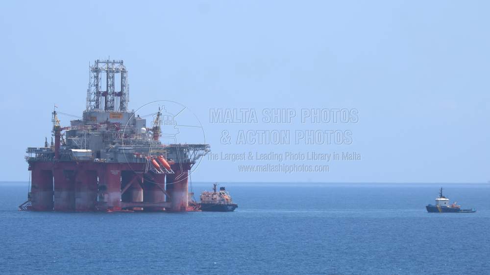 Shipguru's tweet photo. #Tugboat #SEA_BUFFALO on #guard with #ssdr #TRANSOCEAN_BARENTS at #BunkeringArea, #Malta - 08.08.2023 - https://t.co/nfgboxc3g3 - NO PHOTOS can be used or manipulated without our permission @TUGSPOTTERS @TugboatPress @EuroTugs https://t.co/Z76aC5Ke6q