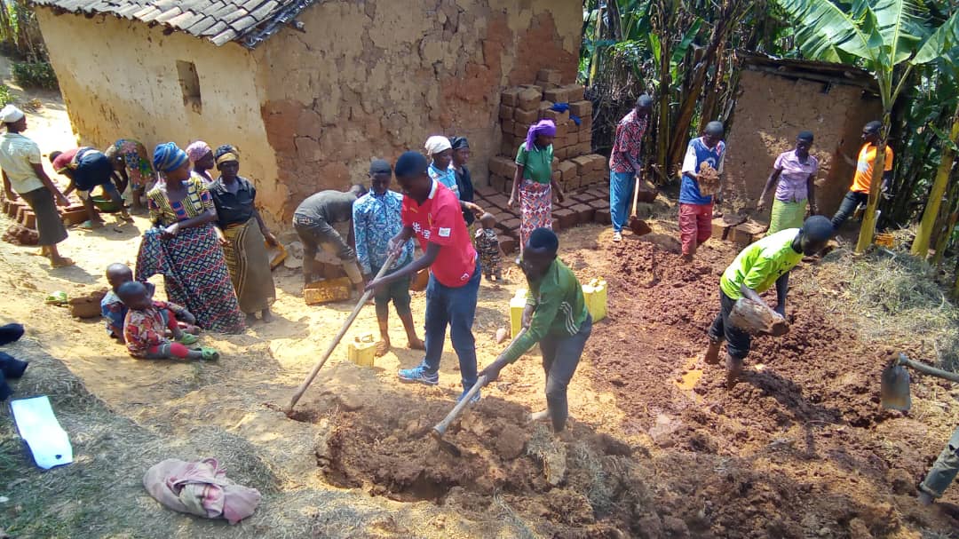 nyc_karongi's tweet photo. @MukaseV @jnabdallah @mwesigyethomas @KarongiDistr @HabitegekoFran1 Umurenge wa Gitesi
Umuganda wihariye w'urubyiruko m'utugari dutandukanye, 

Urubyiruko rwakoze ibikorwa by'ubukorera bushake;

✍️kubumba amatafari
✍️Guhoma ubwihererero,

Umuganda wagenze neza https://t.co/qZF2PElu3c