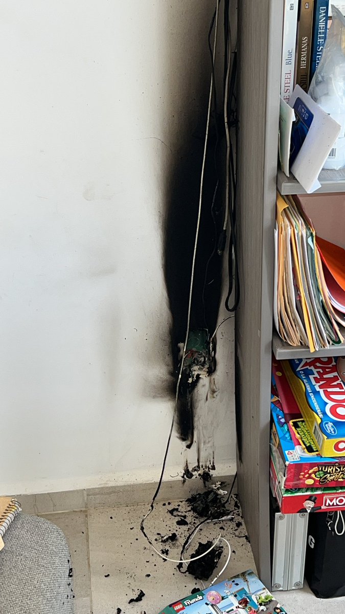Noigel's tweet photo. @CFEmx Quintana Roo, Solodaridad, Cd Mayakoba Privada Tayrona, reportes  W2202481992 y W2202481992: acaba de prenderse fuego en la casa 24 de 65 que hay en la privada, es la tercera casa en que pasa, los eléctricos estiman que es el transformador y sólo CFE lo puede descartar https://t.co/w50yYvd5bB