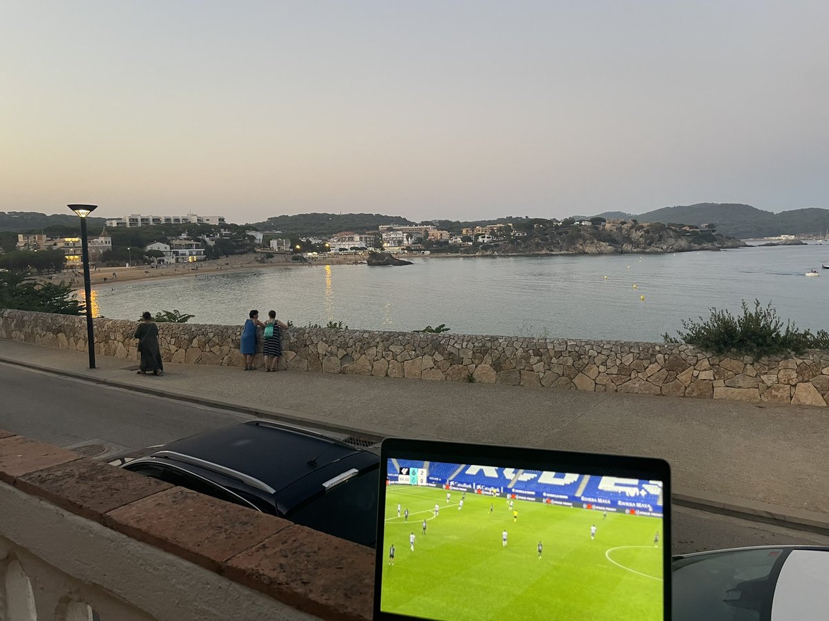 AlexMChef9's tweet photo. No nos dejan estar en las gradas, pero no et deixem sol 🤍💙 #rcde https://t.co/56yoVCRka2