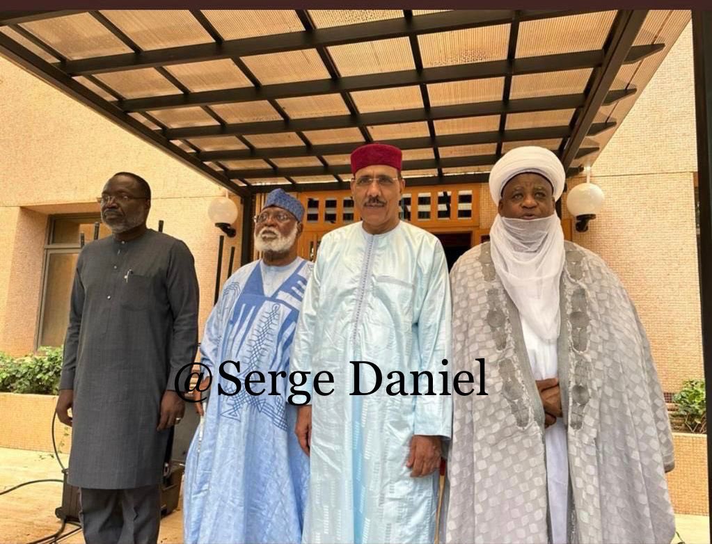 sergedanielinfo's tweet photo. Niger : Visite de la délégation de la CEDEAO au Président Mohamed Bazoum du Niger ce 19/8/. Ci dessous il est en compagnie du président de la Commission, de l'ancien President nigérian et du sultan de Sokoto . Tjrs pas d'électricité au domicile de Bazoum . https://t.co/fPFuzGGNTR