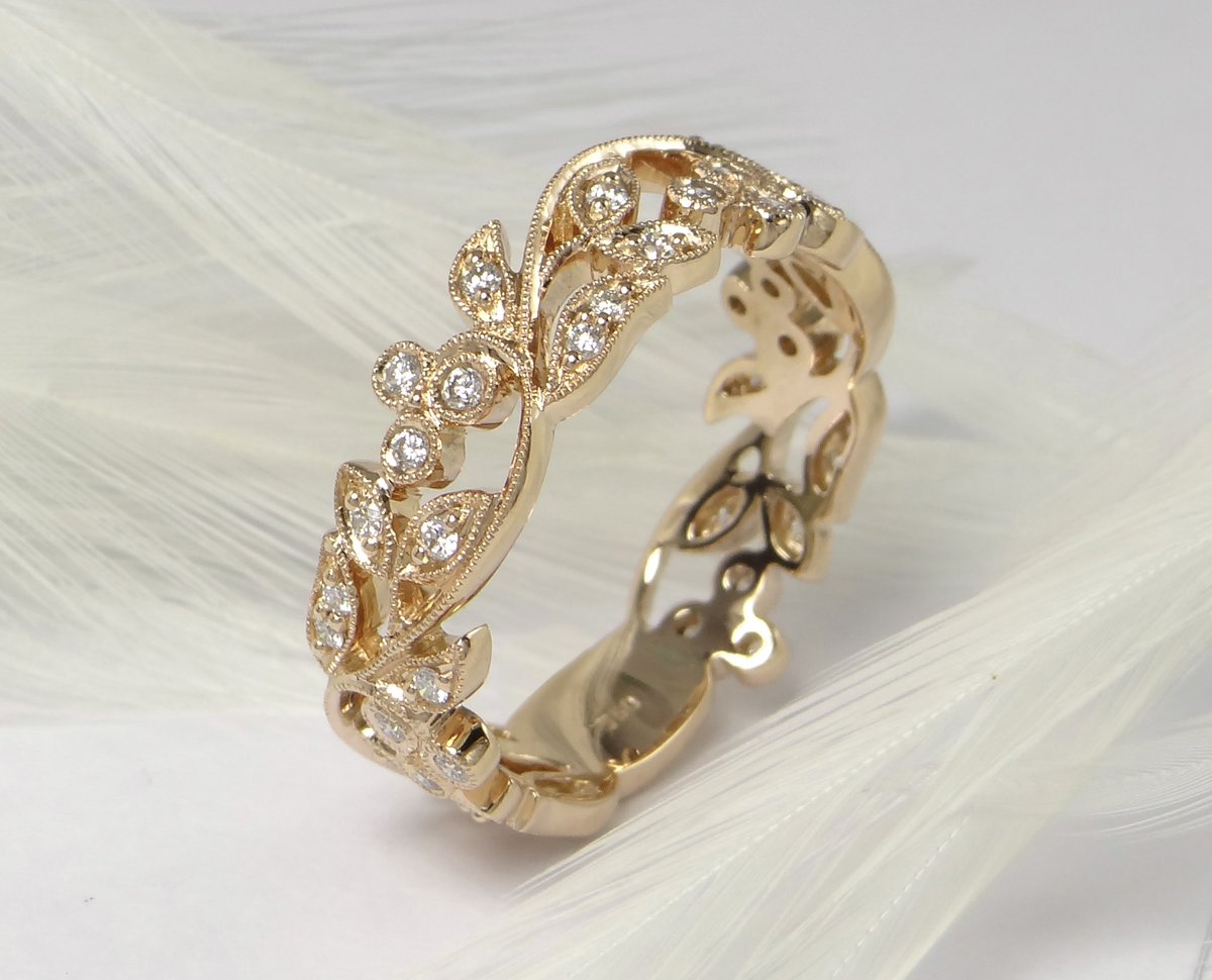 A wedding band or a right hand feature? 👀
