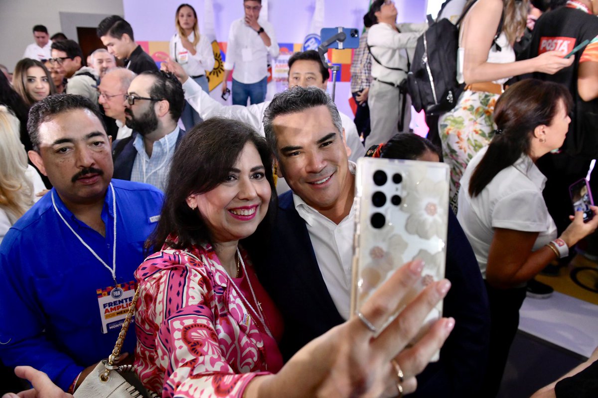 alitomorenoc's tweet photo. ¡El PRI avanza con la sociedad civil para fortalecer al Frente Amplio por México y demostrar que juntos podemos hacer grandes cambios en favor del país! ¡Vamos con todo! 👊🏼🇲🇽 https://t.co/3ISI1AZ3WA